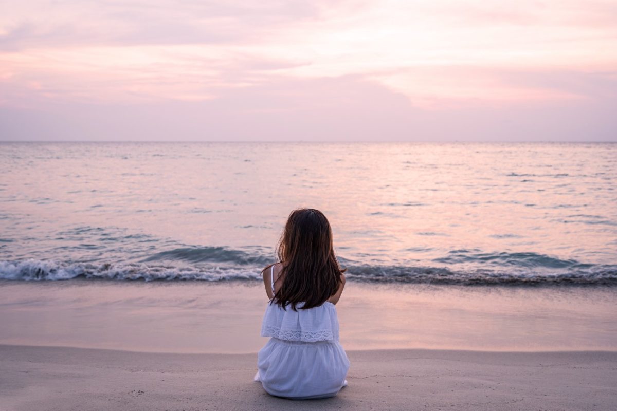 My girl alone. Alone девочка. Beach Loneliness. On the Beach at Night Alone. Girl back view.